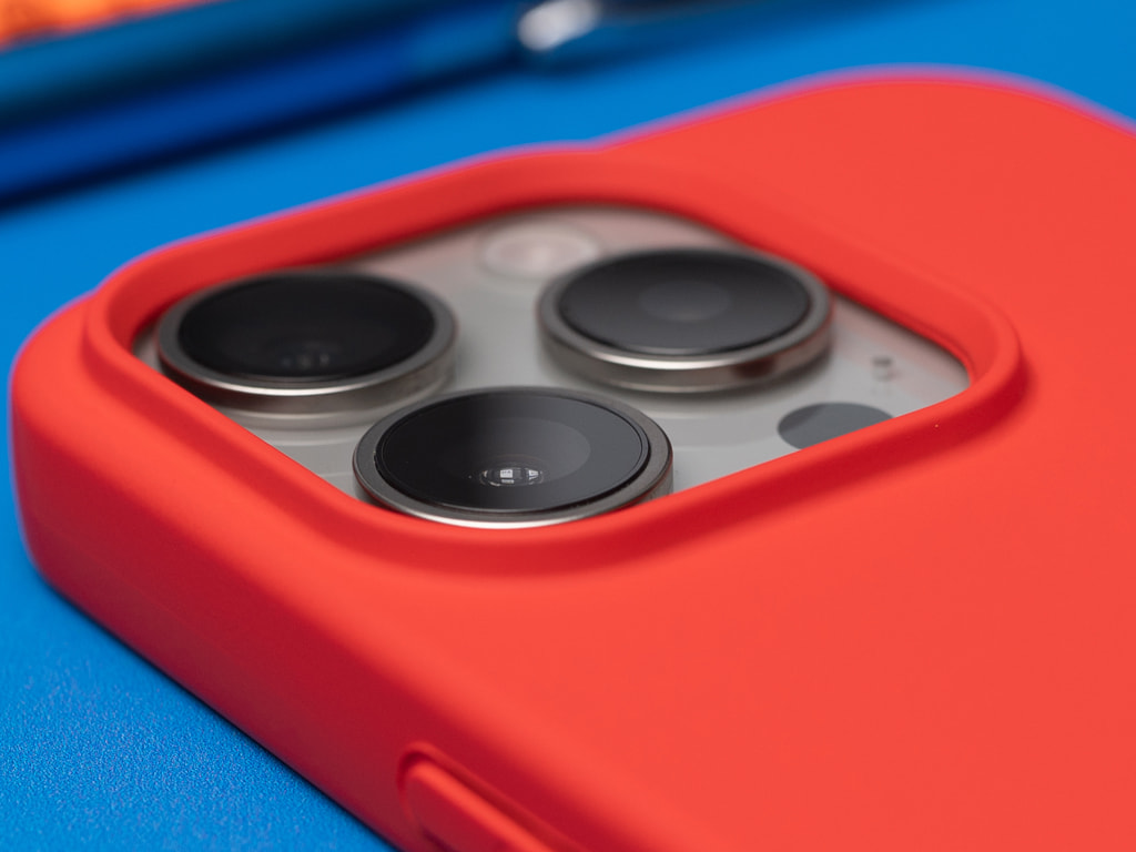 Silikonový kryt na iPhone 15 Pro - Červený 4